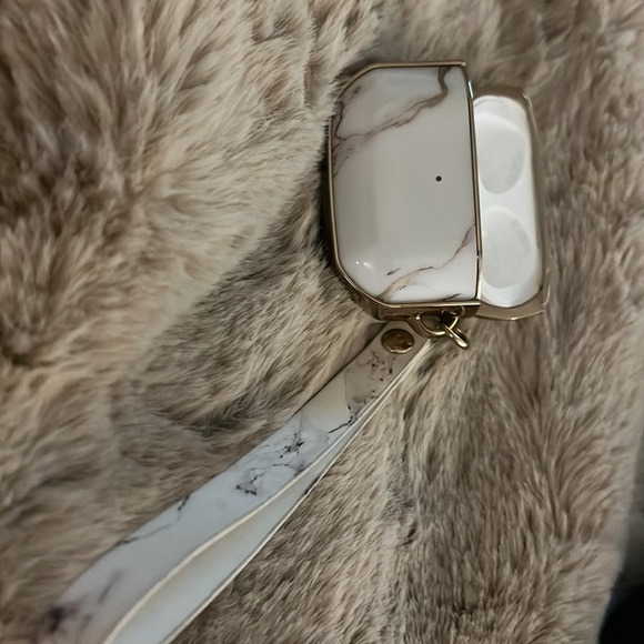 Apple Wired/Wireless Charging Case for Airpods- Airpods NOT included - Picture 2 of 3